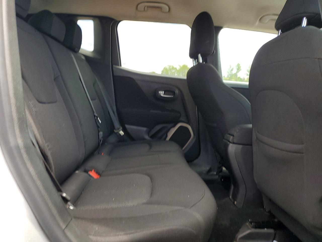 2016 Jeep Renegade Latitude - zdjęcie 11