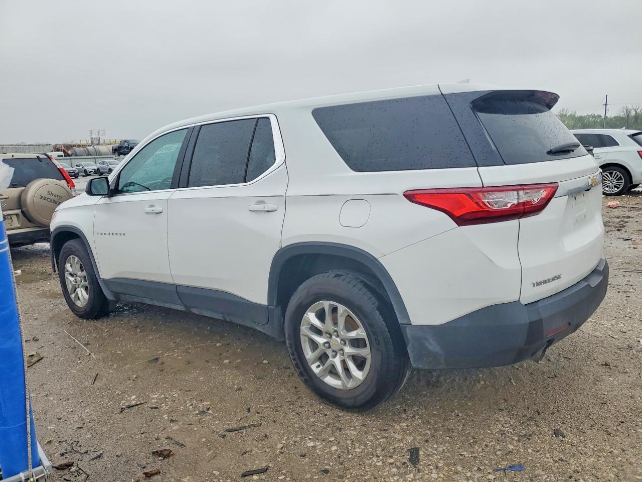 2021 Chevrolet Traverse Ls - zdjęcie 2