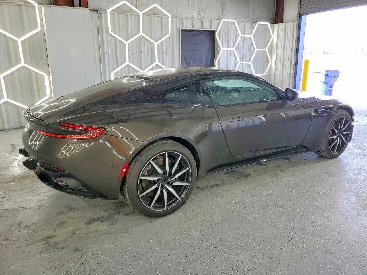 2017 Aston Martin Db11 - zdjęcie 3