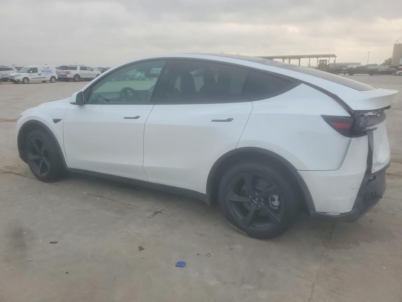 2026 Tesla Model Y - zdjęcie 2