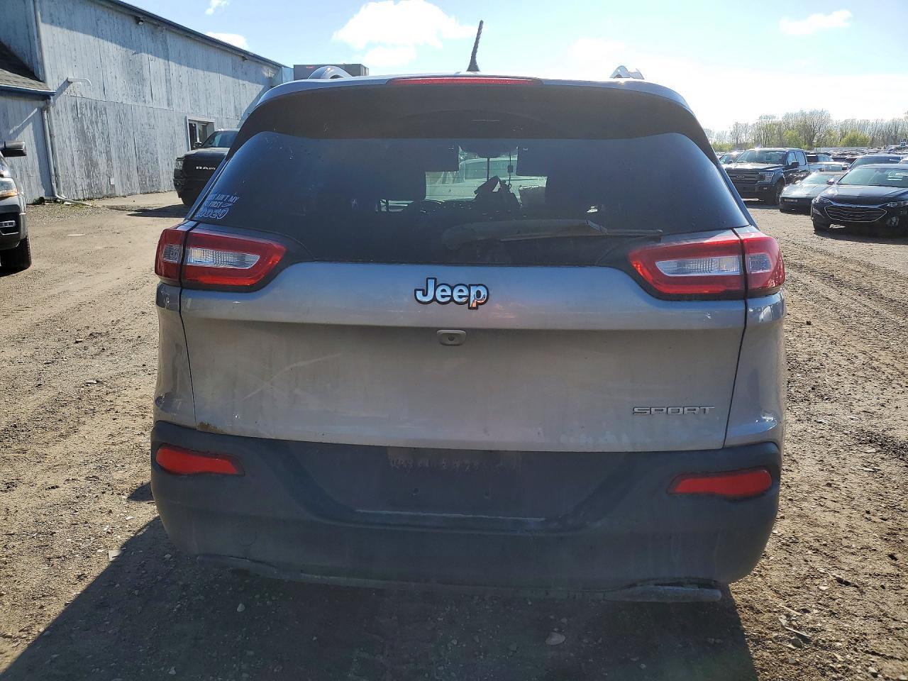 2016 Jeep Cherokee Sport - zdjęcie 6