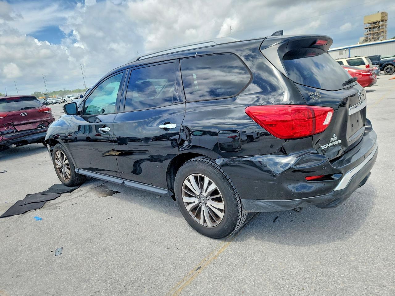 2019 Nissan Pathfinder Sv - zdjęcie 2
