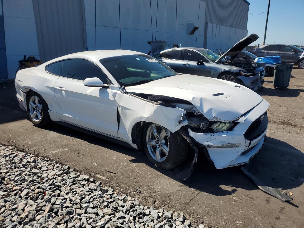 2019 Ford Mustang - zdjęcie 4