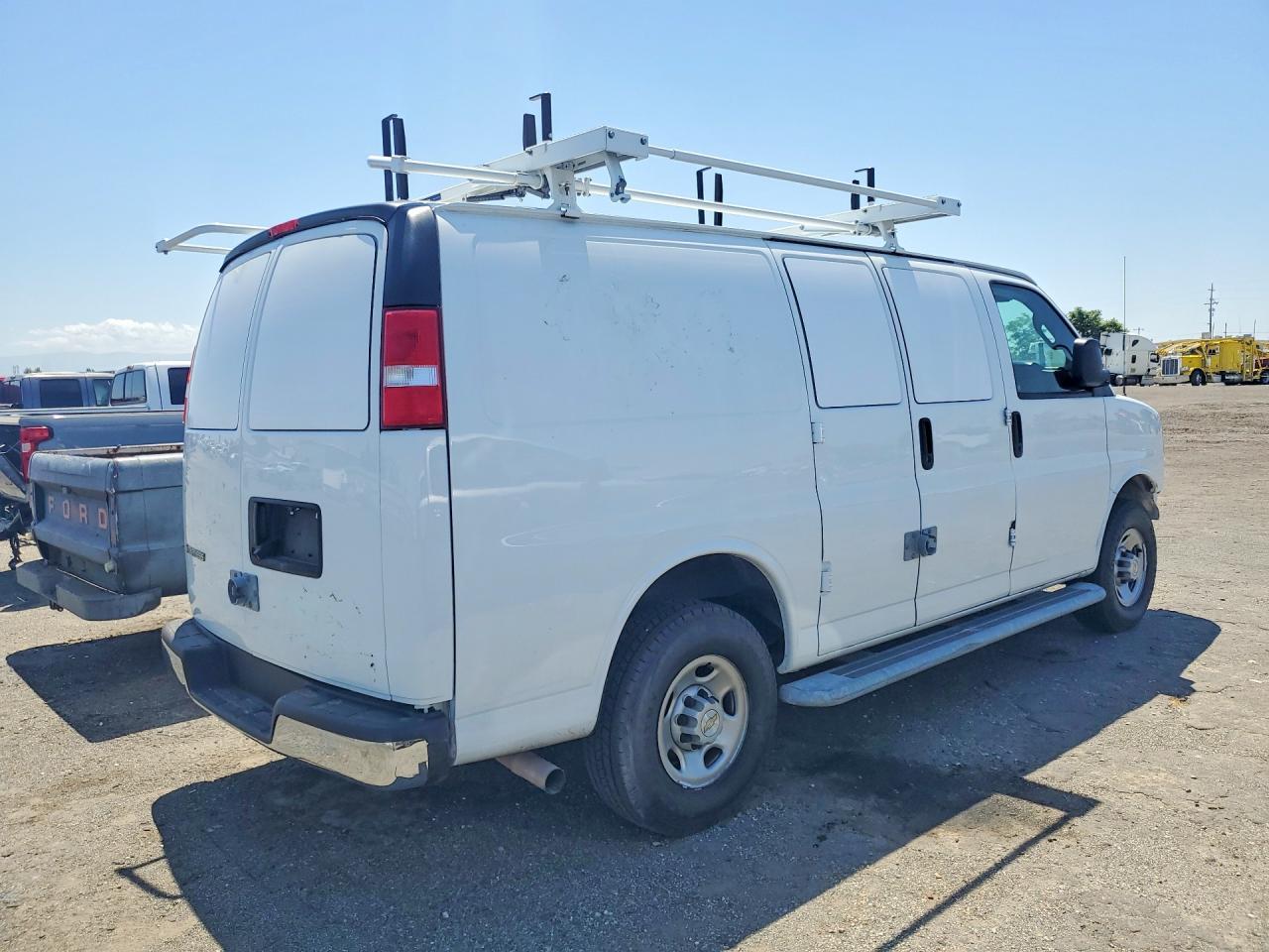 2022 Chevrolet Express G2500 - zdjęcie 3
