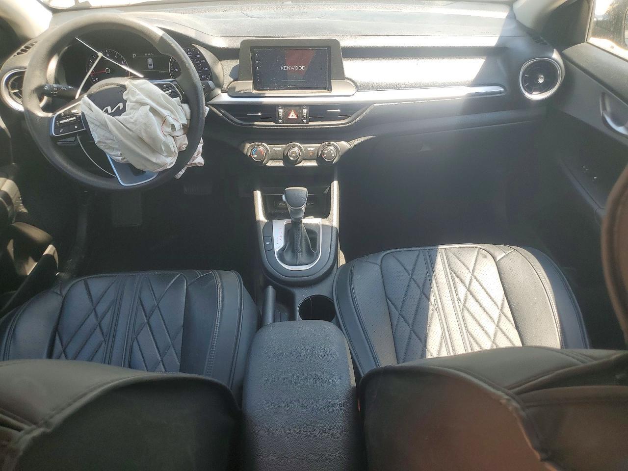 2023 Kia Forte Lxs - zdjęcie 8