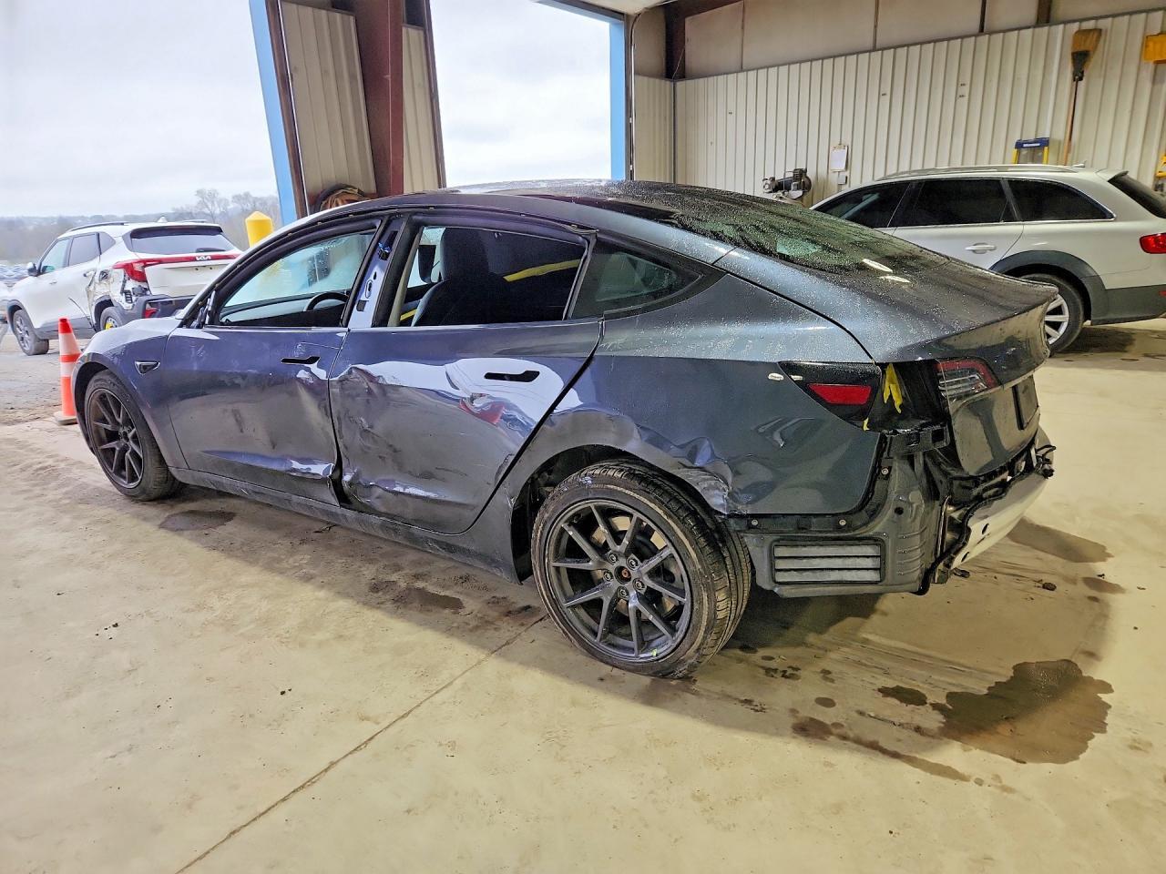 2021 Tesla Model 3 - zdjęcie 2