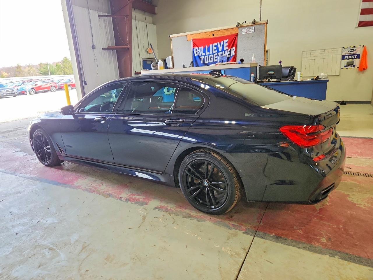2017 BMW 750 Xi - zdjęcie 2