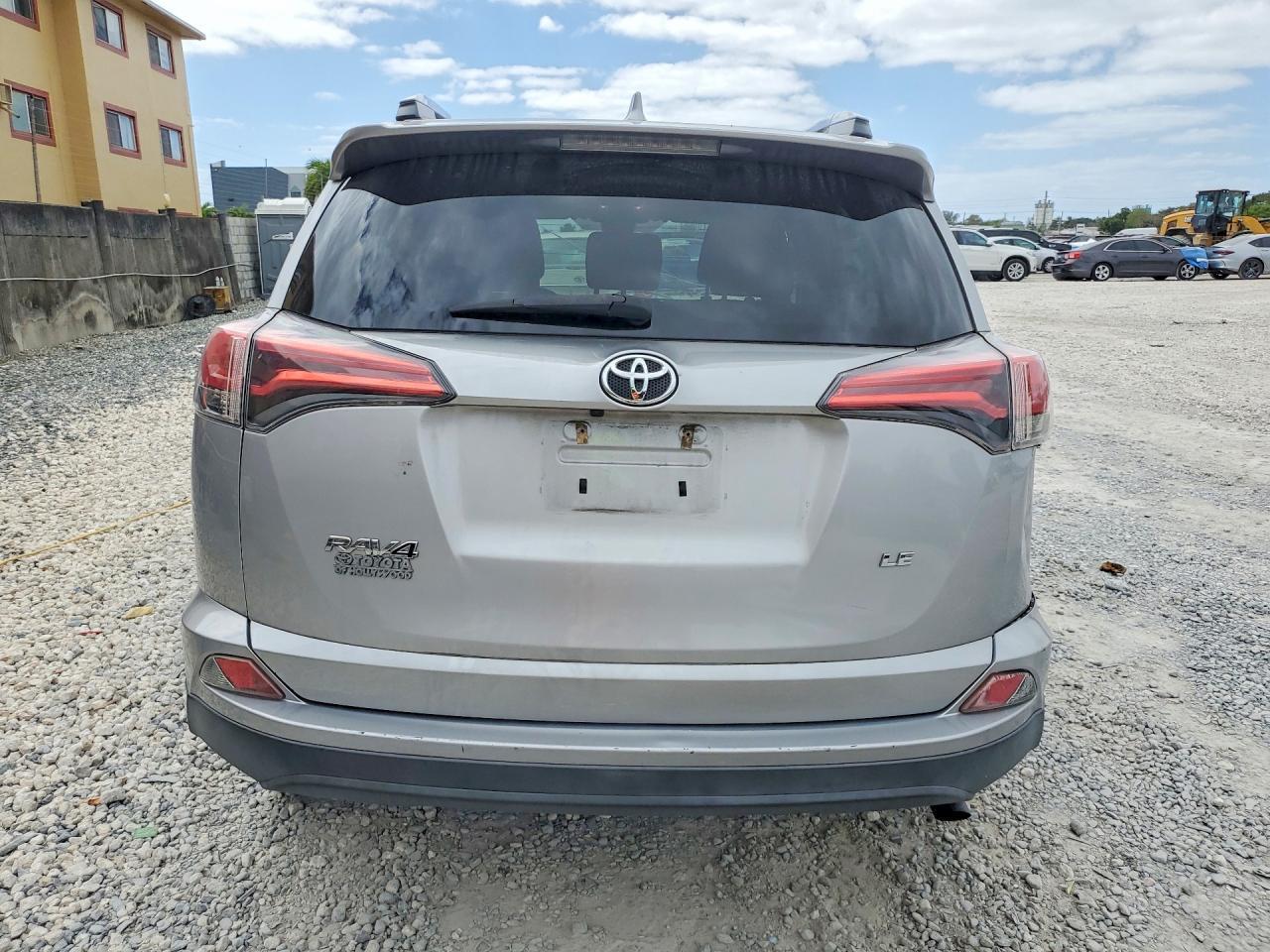 2017 Toyota Rav4 Le - zdjęcie 6