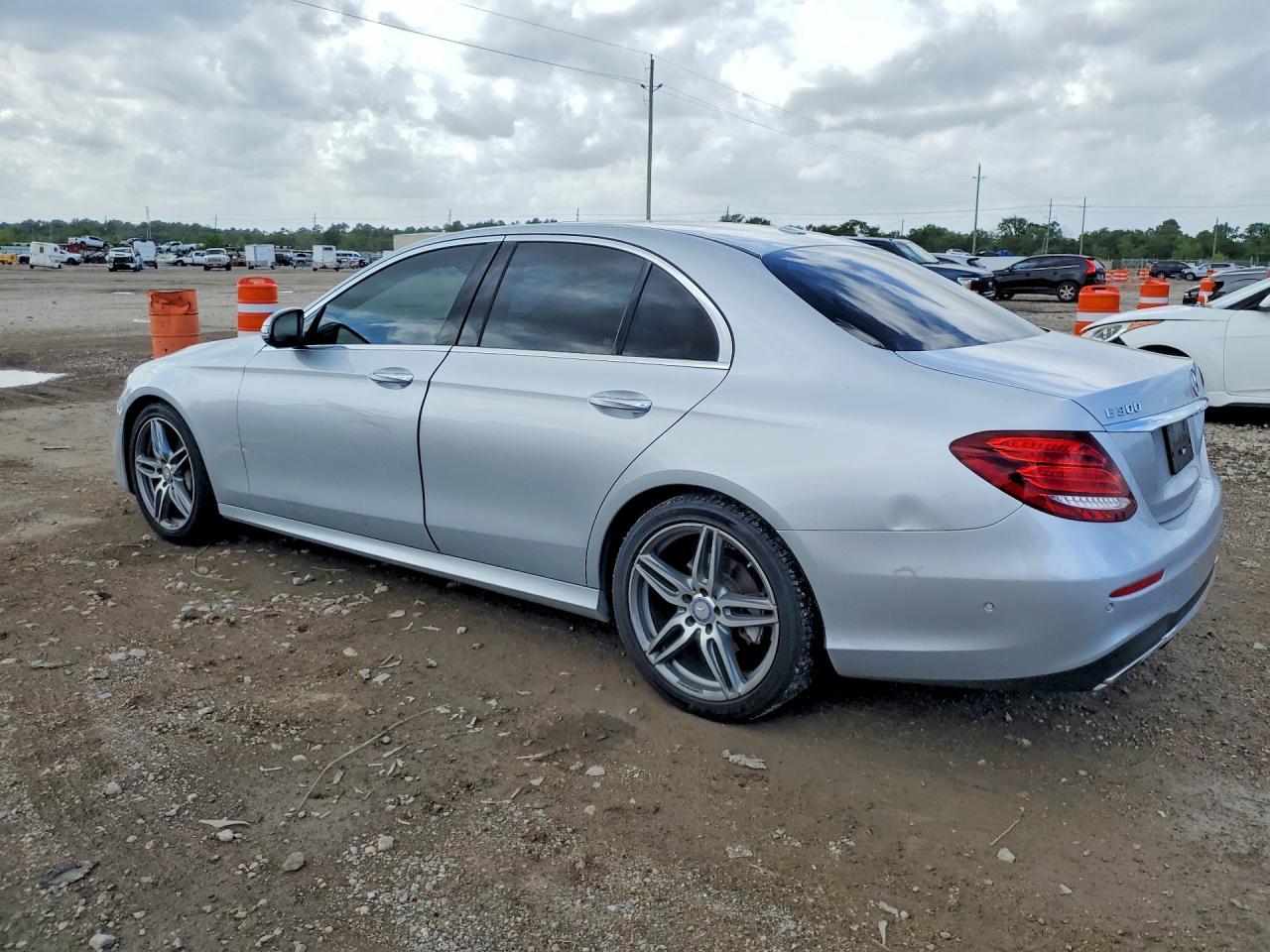 2017 Mercedes-Benz E 300 - zdjęcie 2