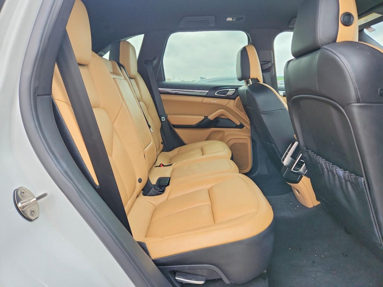 2016 Porsche Cayenne - zdjęcie 11