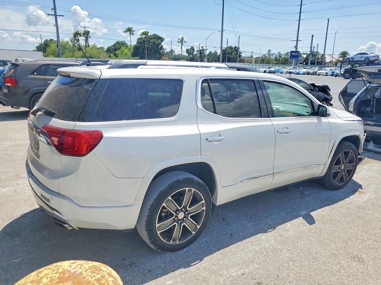 2017 GMC Acadia Denali - zdjęcie 3