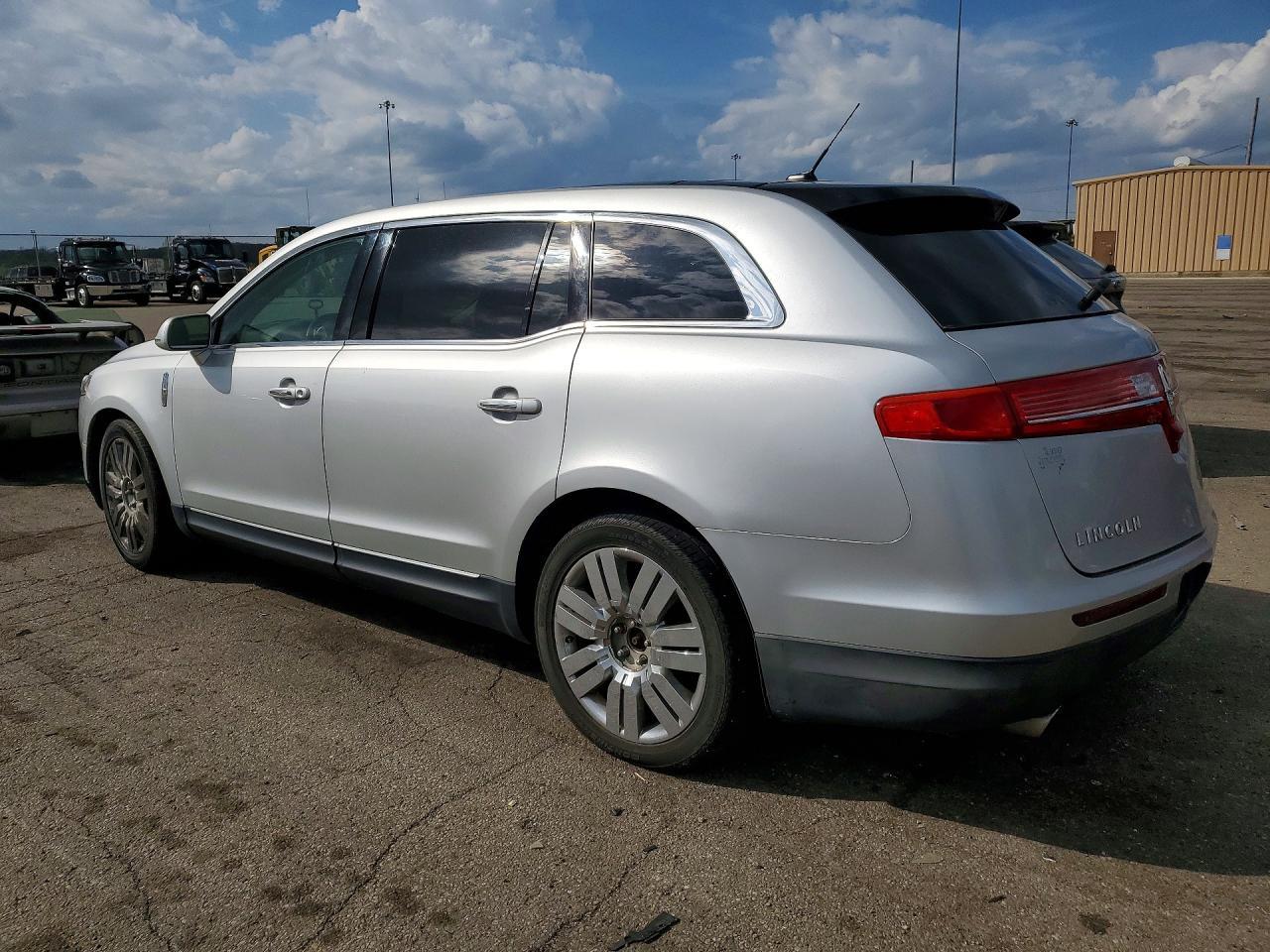 2016 Lincoln Mkt - zdjęcie 2