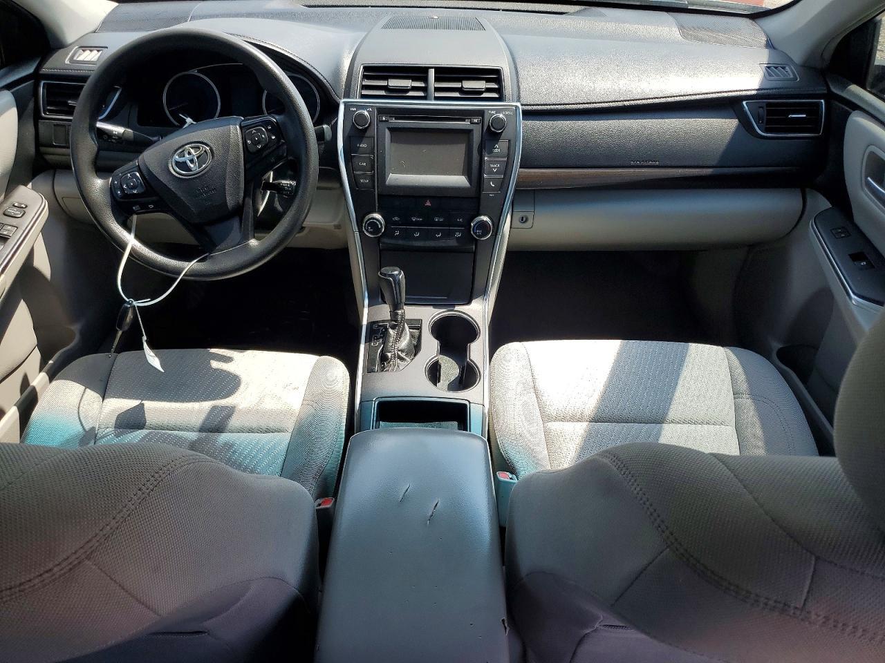 2016 Toyota Camry Le - zdjęcie 8