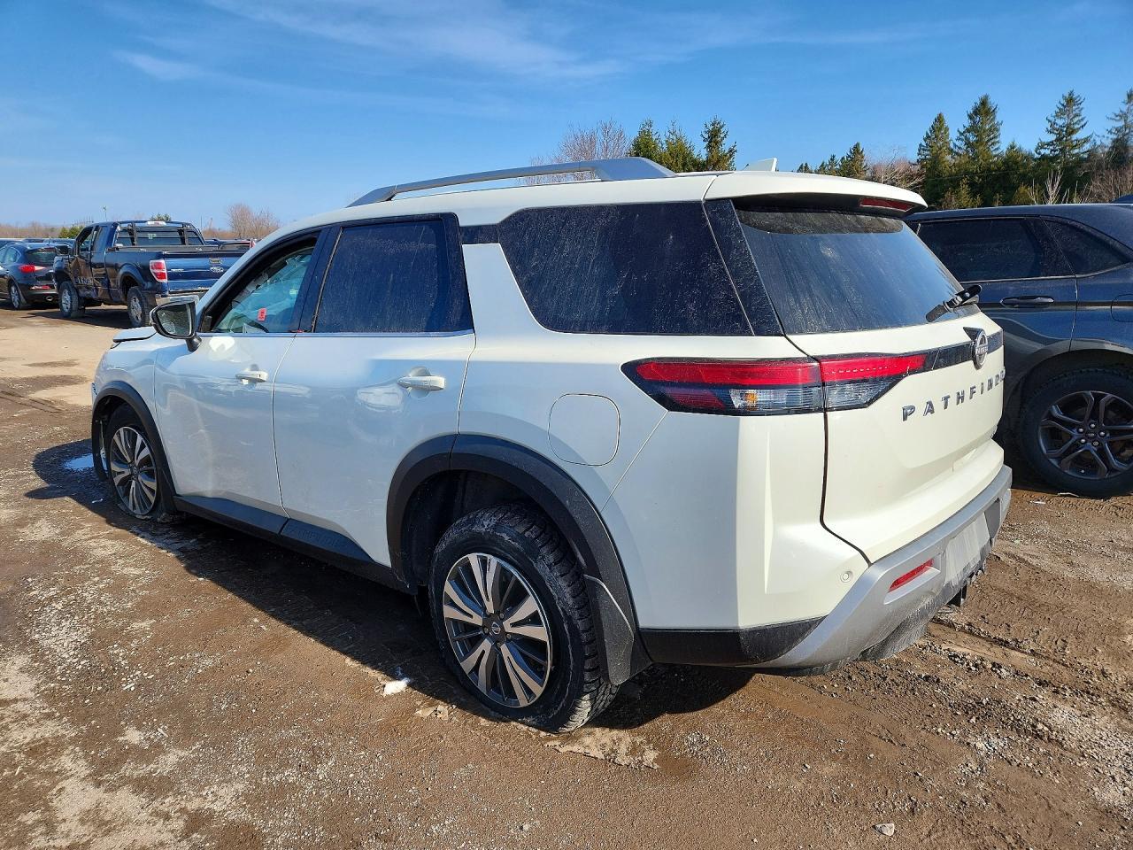 2023 Nissan Pathfinder Sl - zdjęcie 2