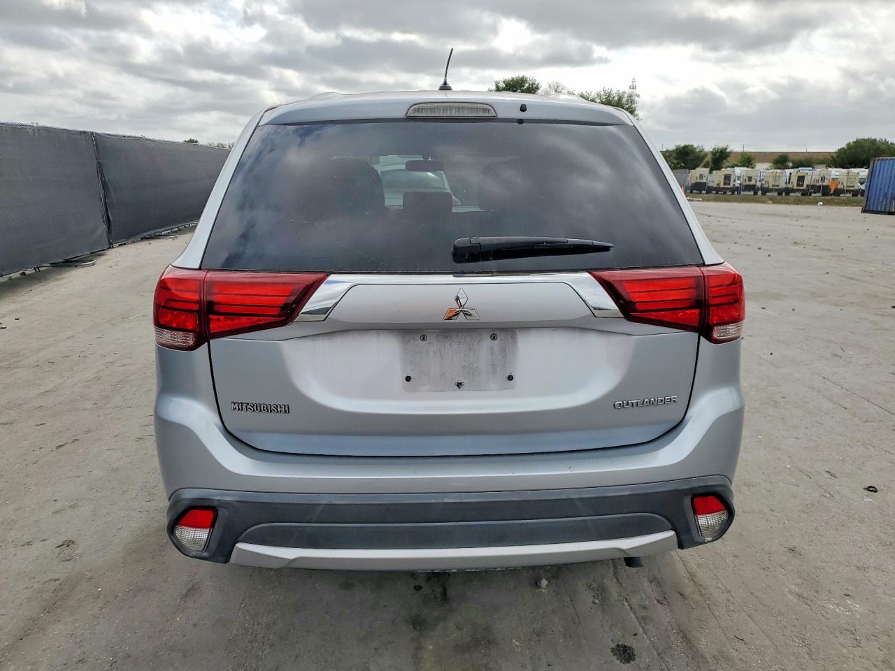 2016 Mitsubishi Outlander Es - zdjęcie 6