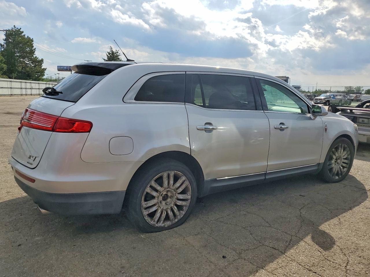2016 Lincoln Mkt - zdjęcie 3