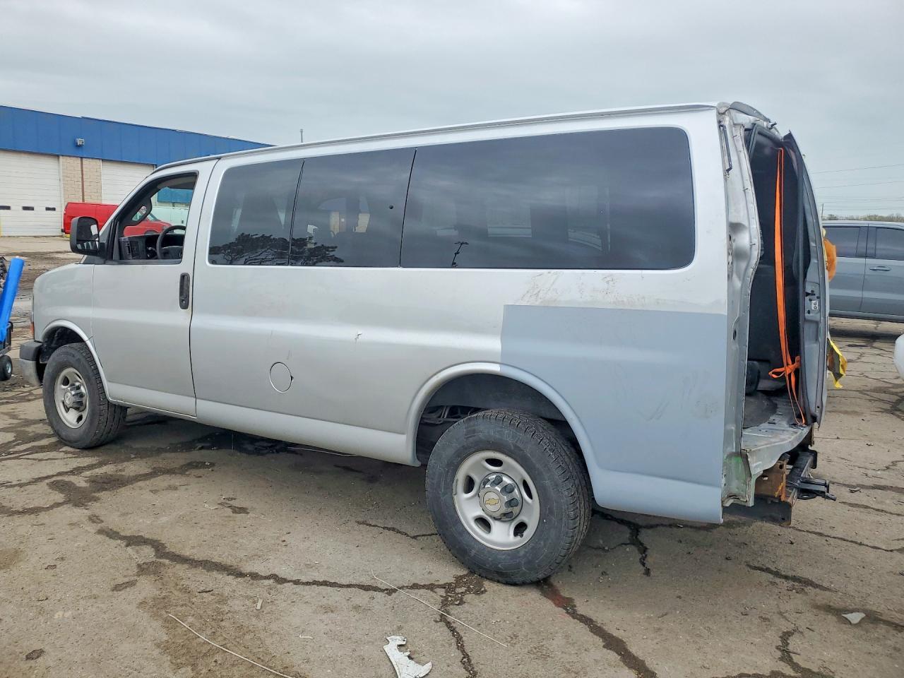 2019 Chevrolet Express G2500 Lt - zdjęcie 2