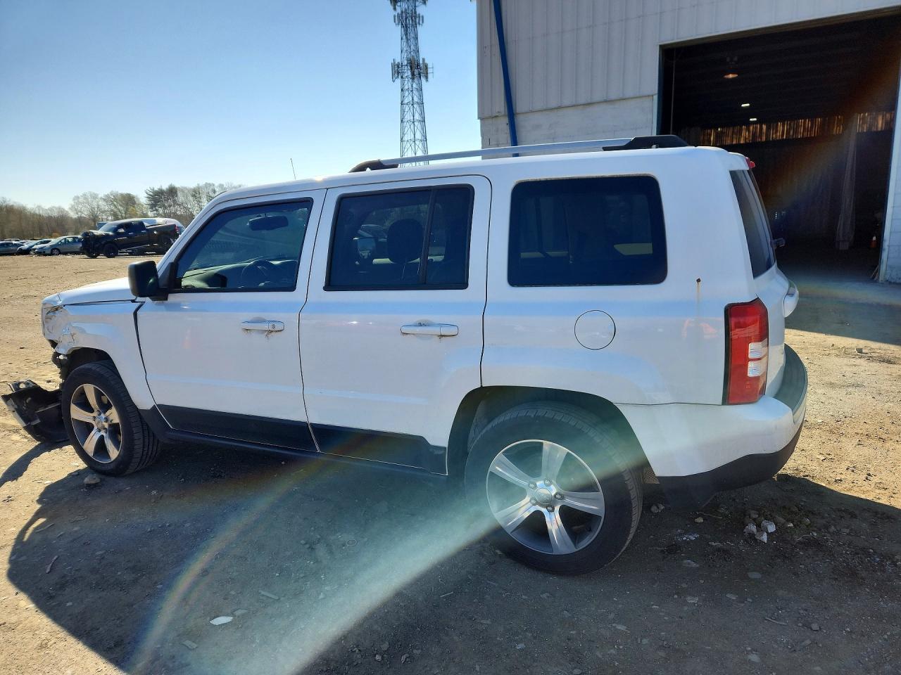 2016 Jeep Patriot Latitude - zdjęcie 2