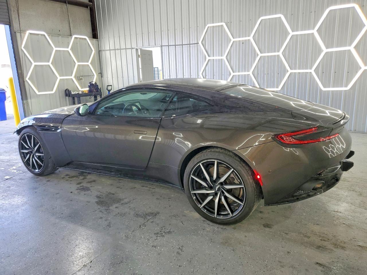2017 Aston Martin Db11 - zdjęcie 2