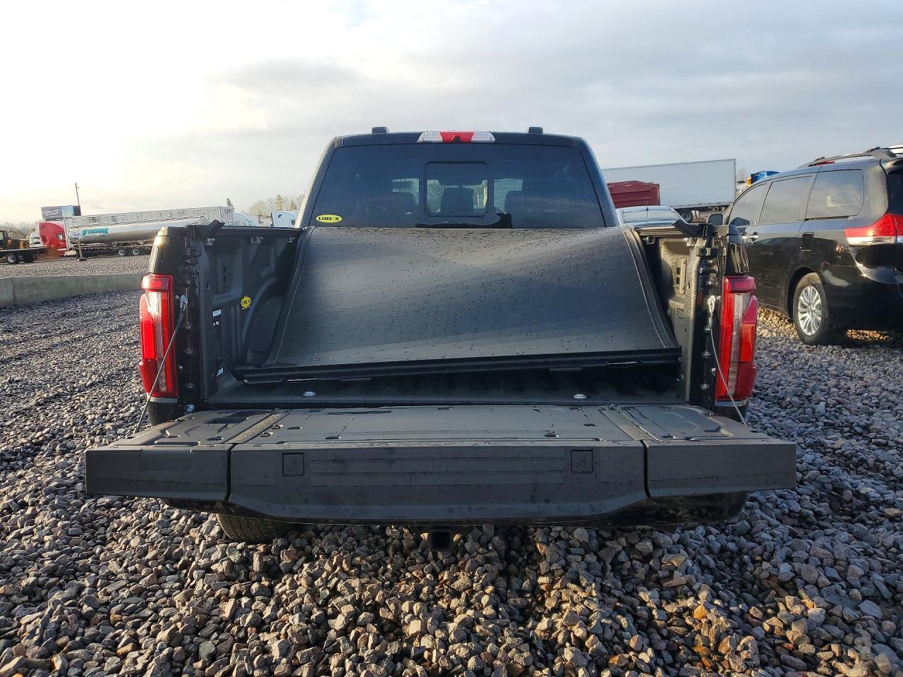 2025 Ford F150 Platinum - zdjęcie 6