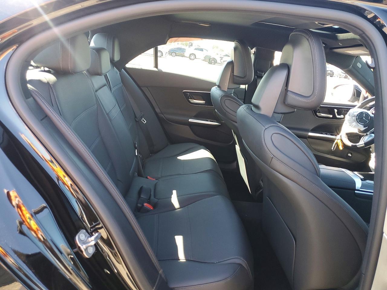 2025 Mercedes-Benz C 300 - zdjęcie 10