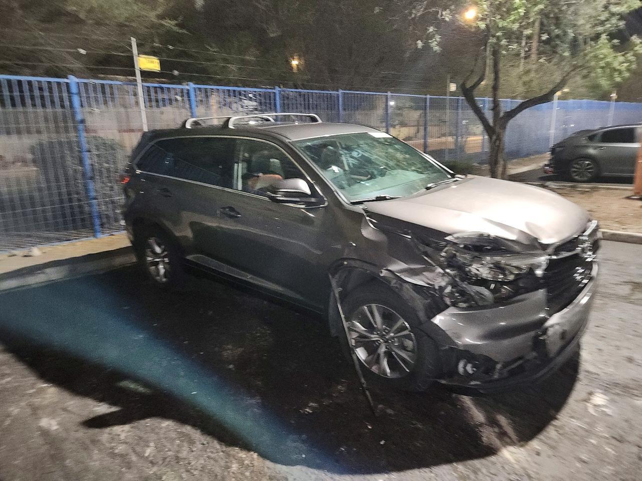 2016 Toyota Highlander Le Plus - zdjęcie 4