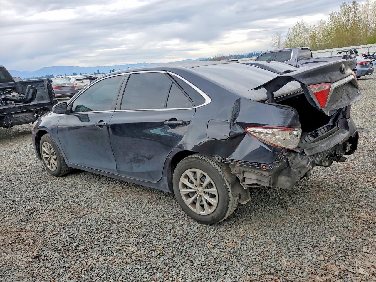 2017 Toyota Camry Le - zdjęcie 2