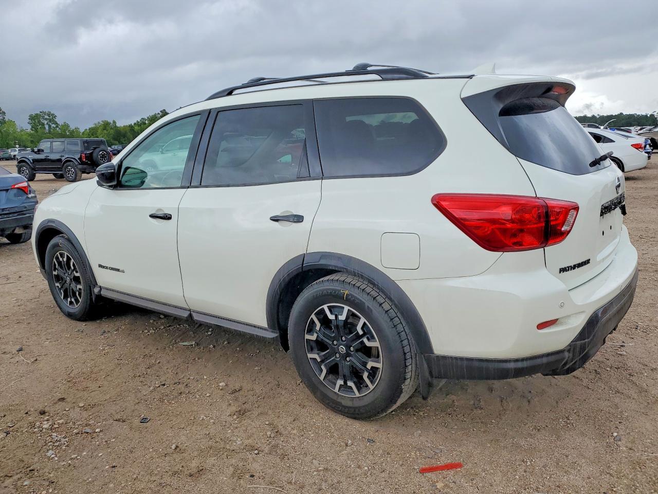 2020 Nissan Pathfinder Sv - zdjęcie 2