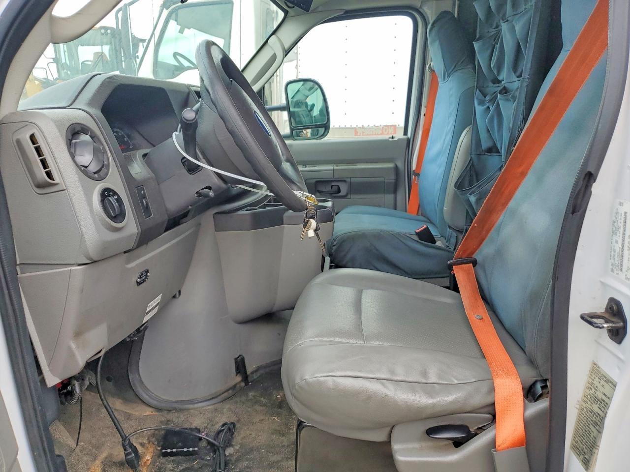 2017 Ford Econoline E450 Super Duty Cutaway Van - zdjęcie 7