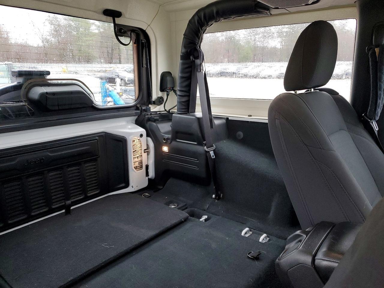 2020 Jeep Wrangler Sport - zdjęcie 10