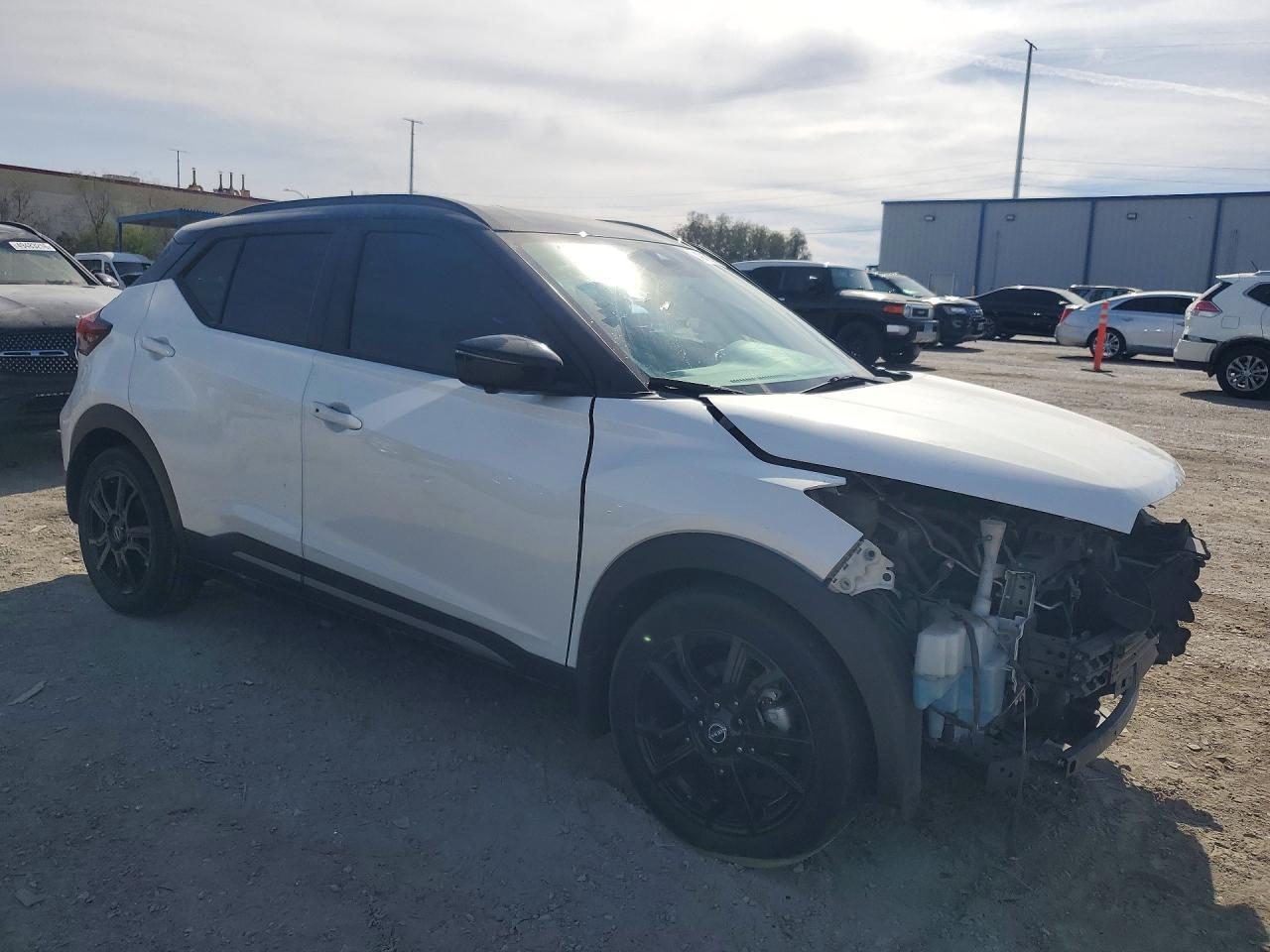 2023 Nissan Kicks Sr - zdjęcie 4