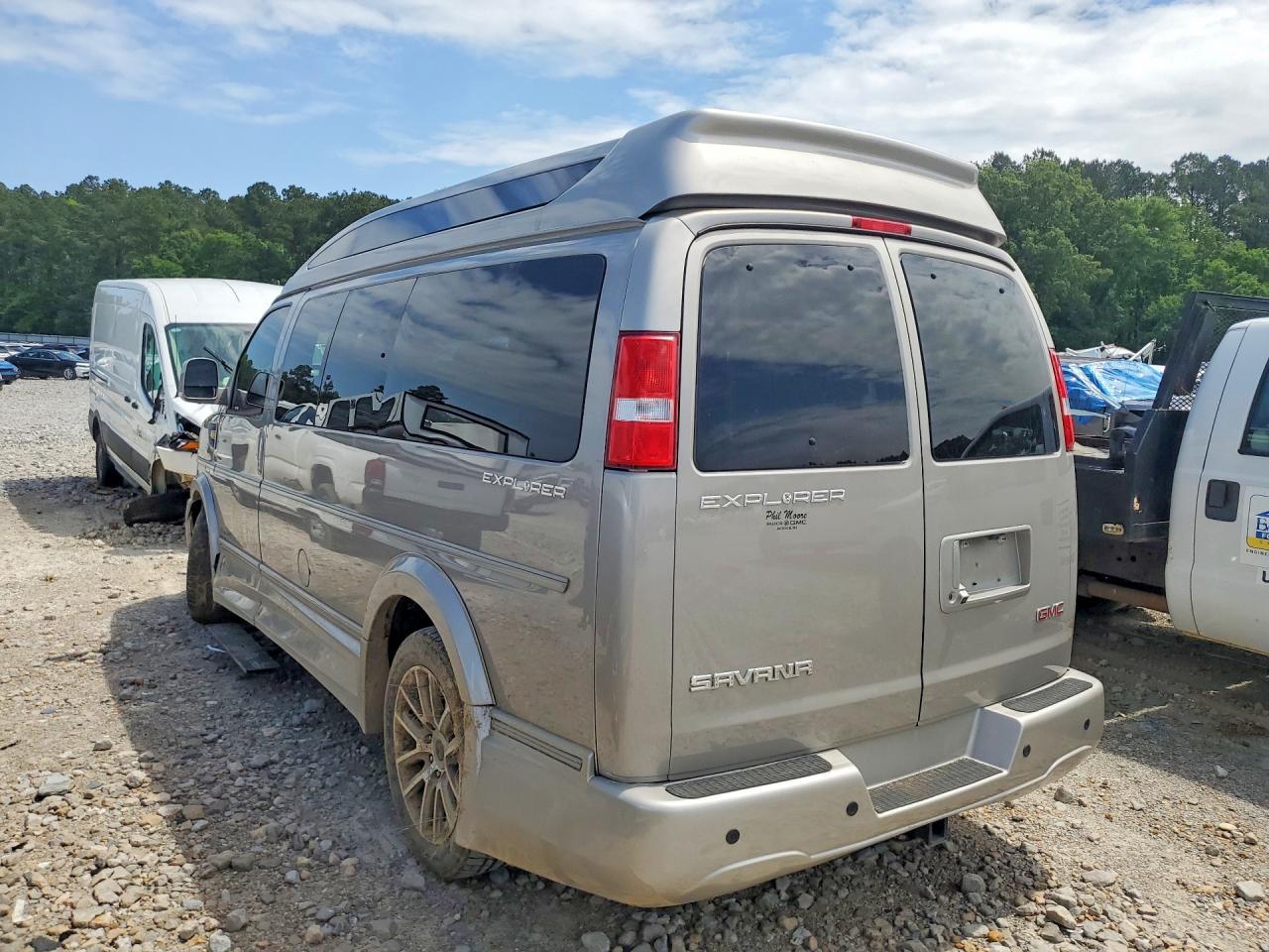 2020 GMC Savana G2500 - zdjęcie 2
