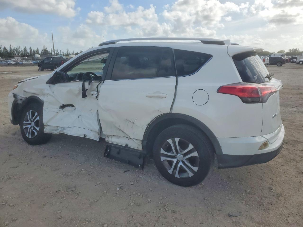 2016 Toyota Rav4 Le - zdjęcie 2