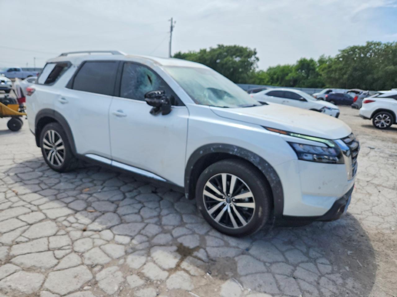 2025 Nissan Pathfinder Platinum - zdjęcie 4
