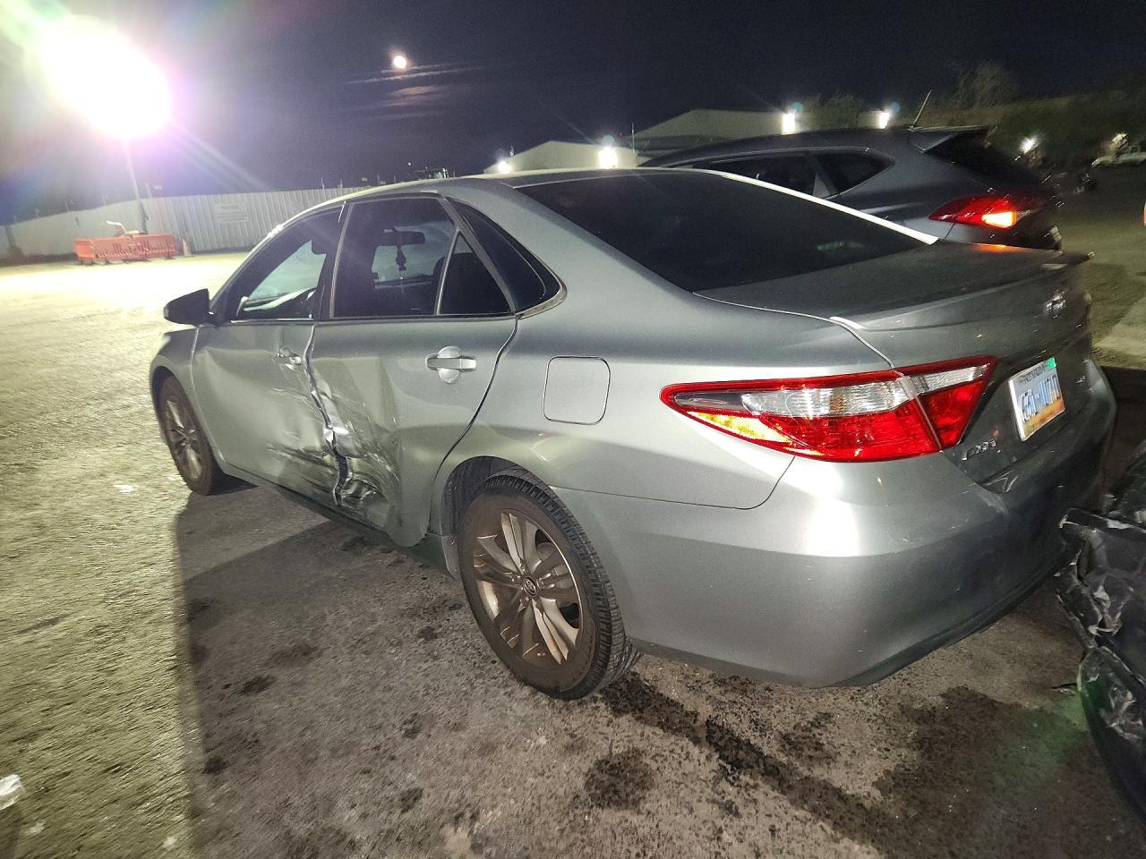 2016 Toyota Camry Se - zdjęcie 2