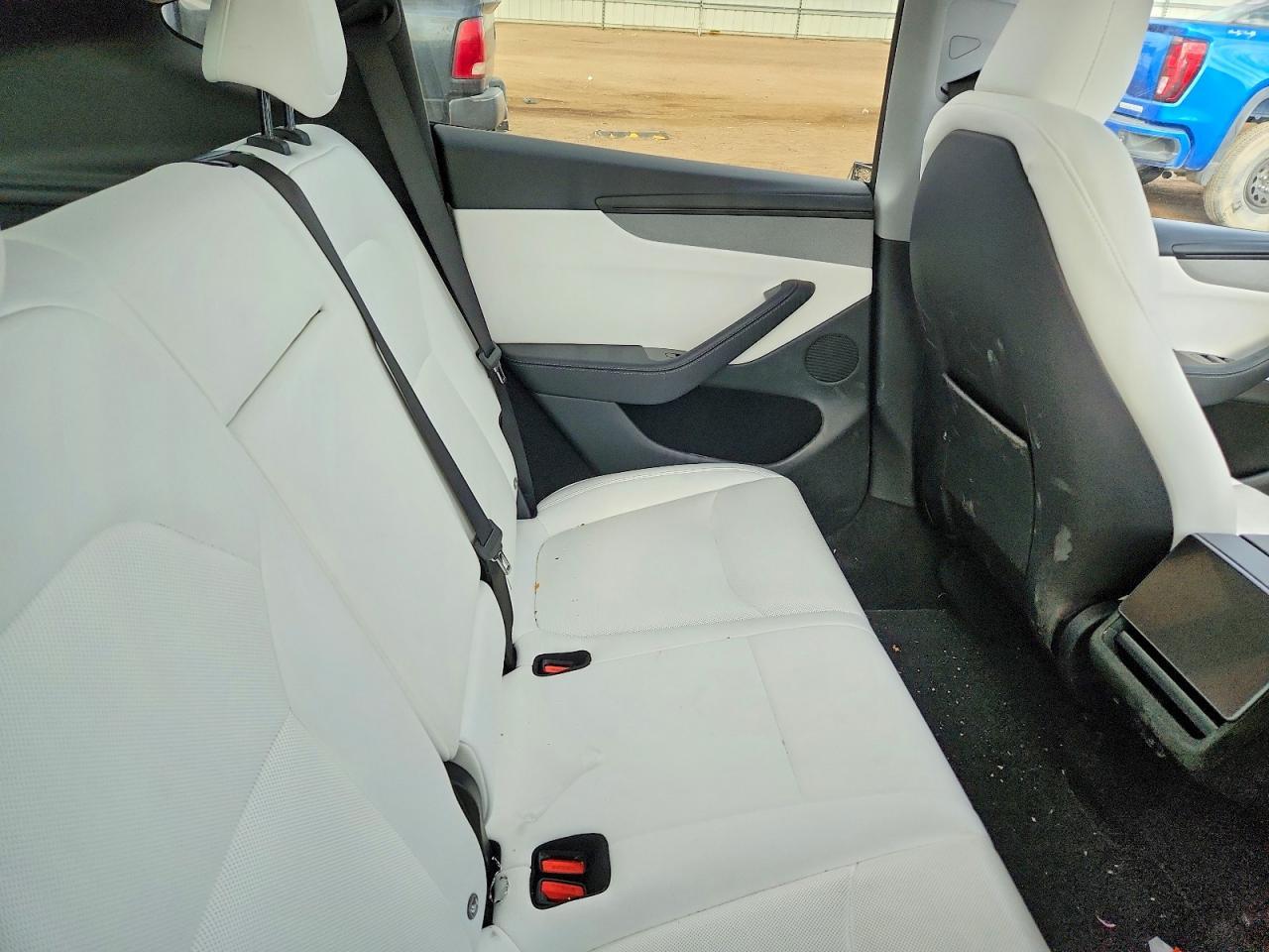 2026 Tesla Model Y - zdjęcie 10