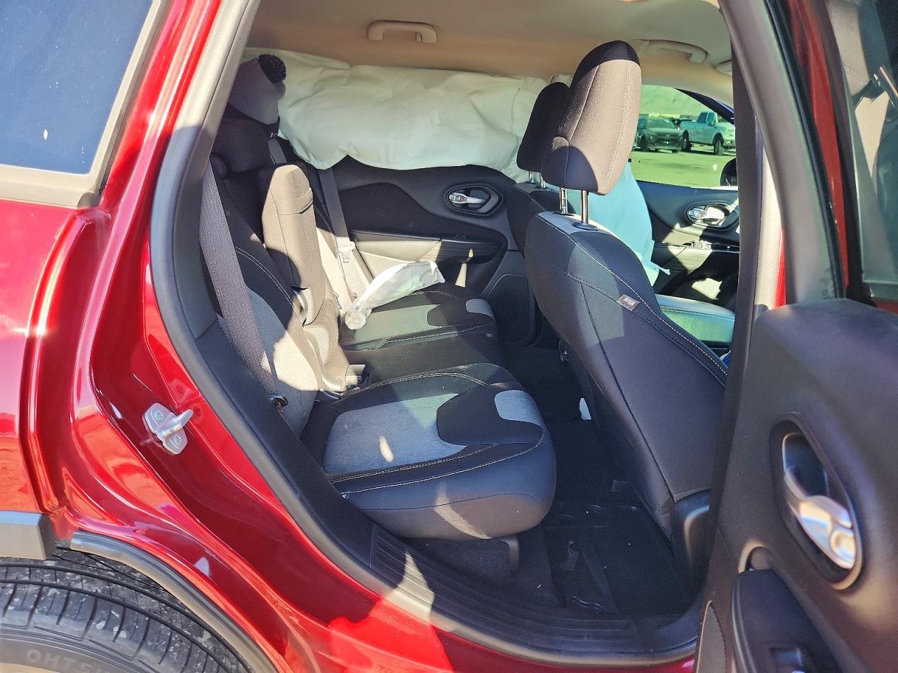 2015 Jeep Cherokee Sport - zdjęcie 11