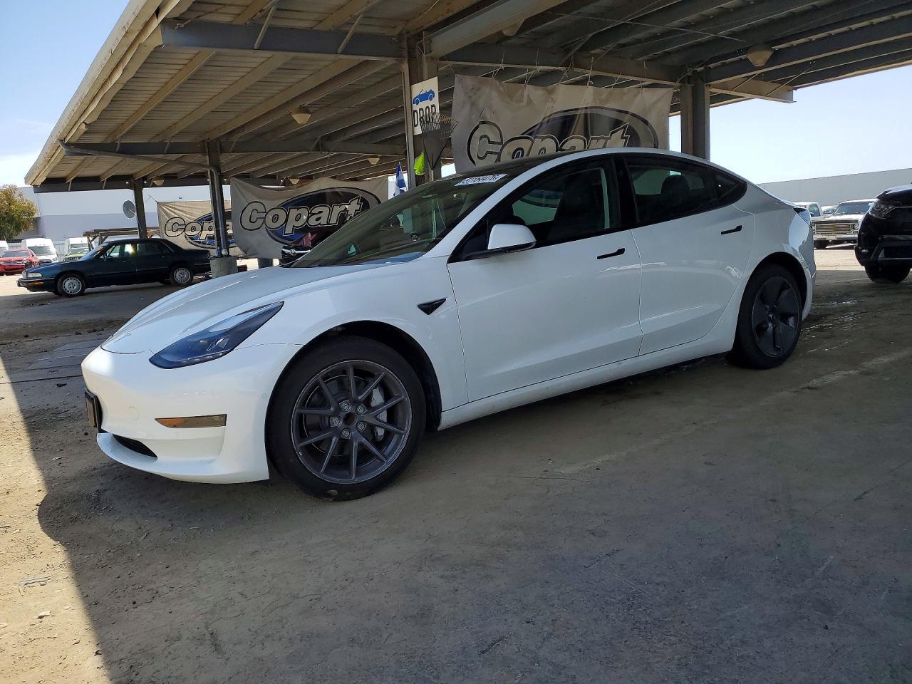 2021 Tesla Model 3 - zdjęcie główne
