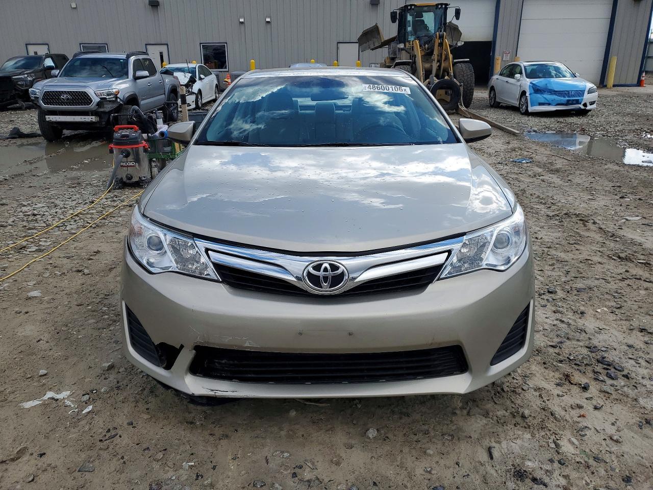 2014 Toyota Camry Le - zdjęcie 5