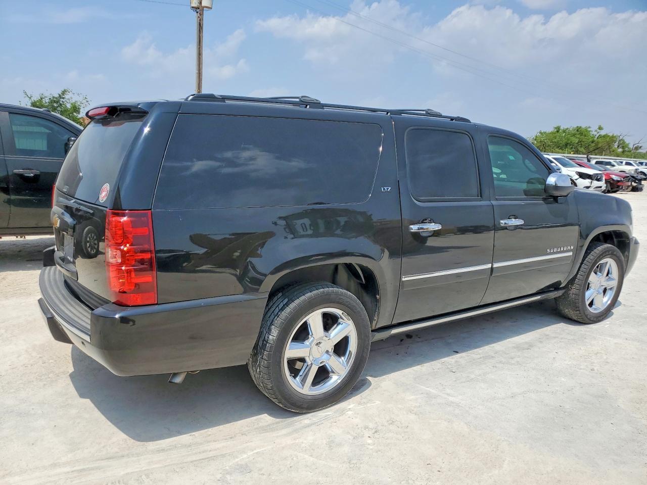 2013 Chevrolet Suburban C1500 Ltz - zdjęcie 3