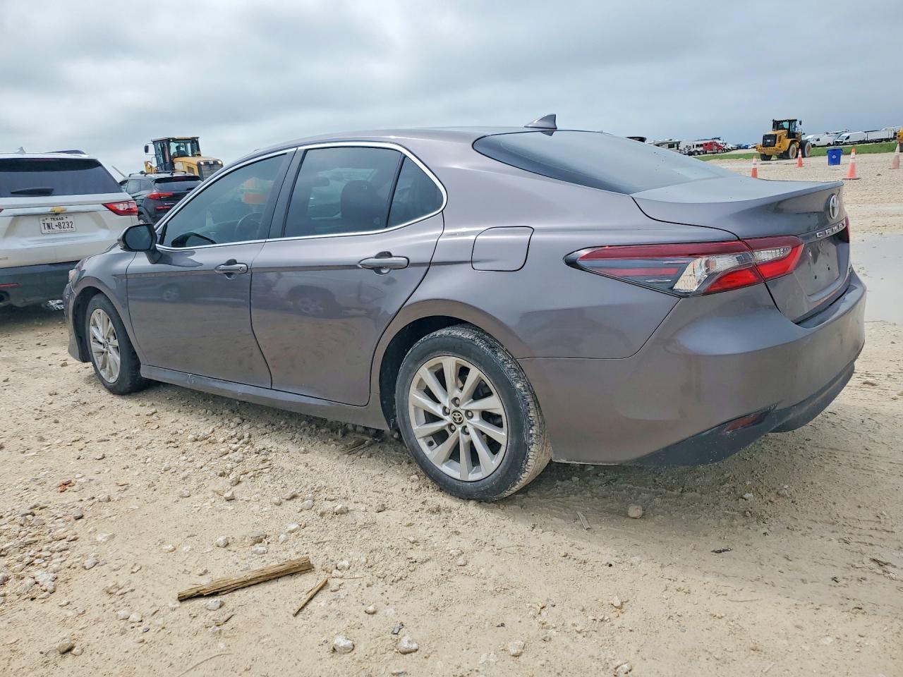 2022 Toyota Camry Le - zdjęcie 2