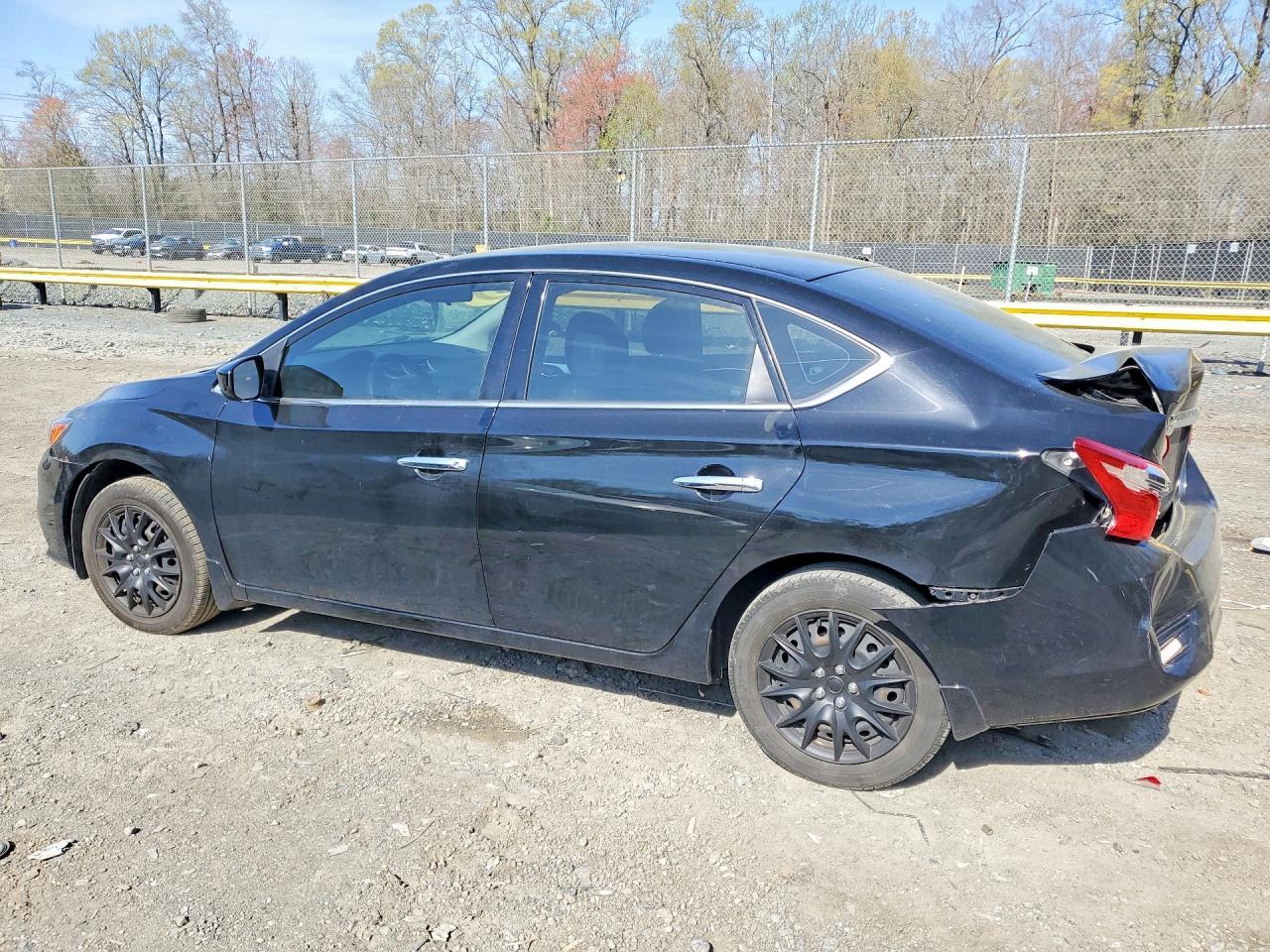 2017 Nissan Sentra S - zdjęcie 2