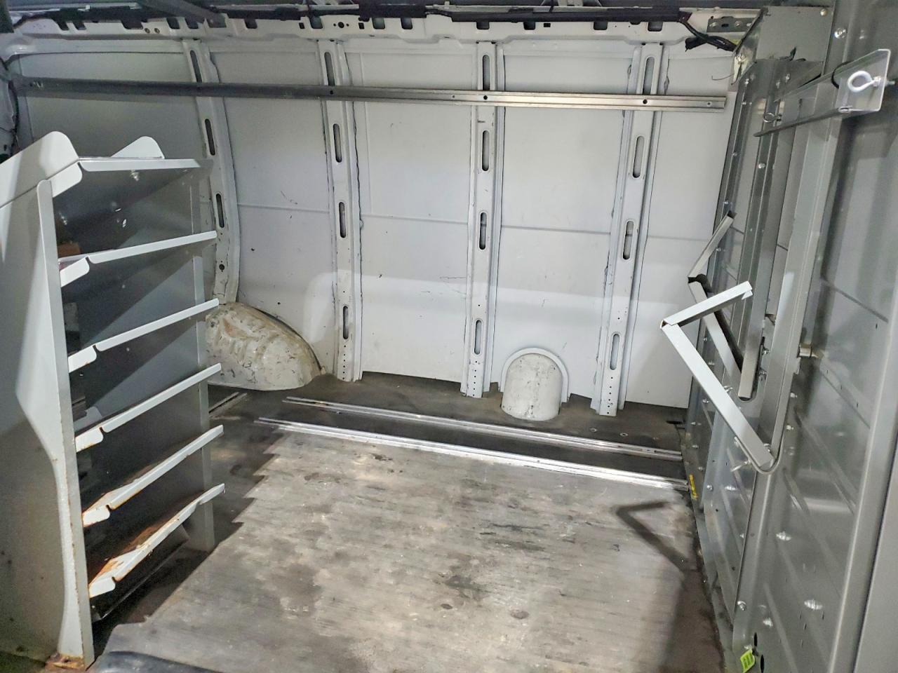 2017 Chevrolet Express G2500 - zdjęcie 10