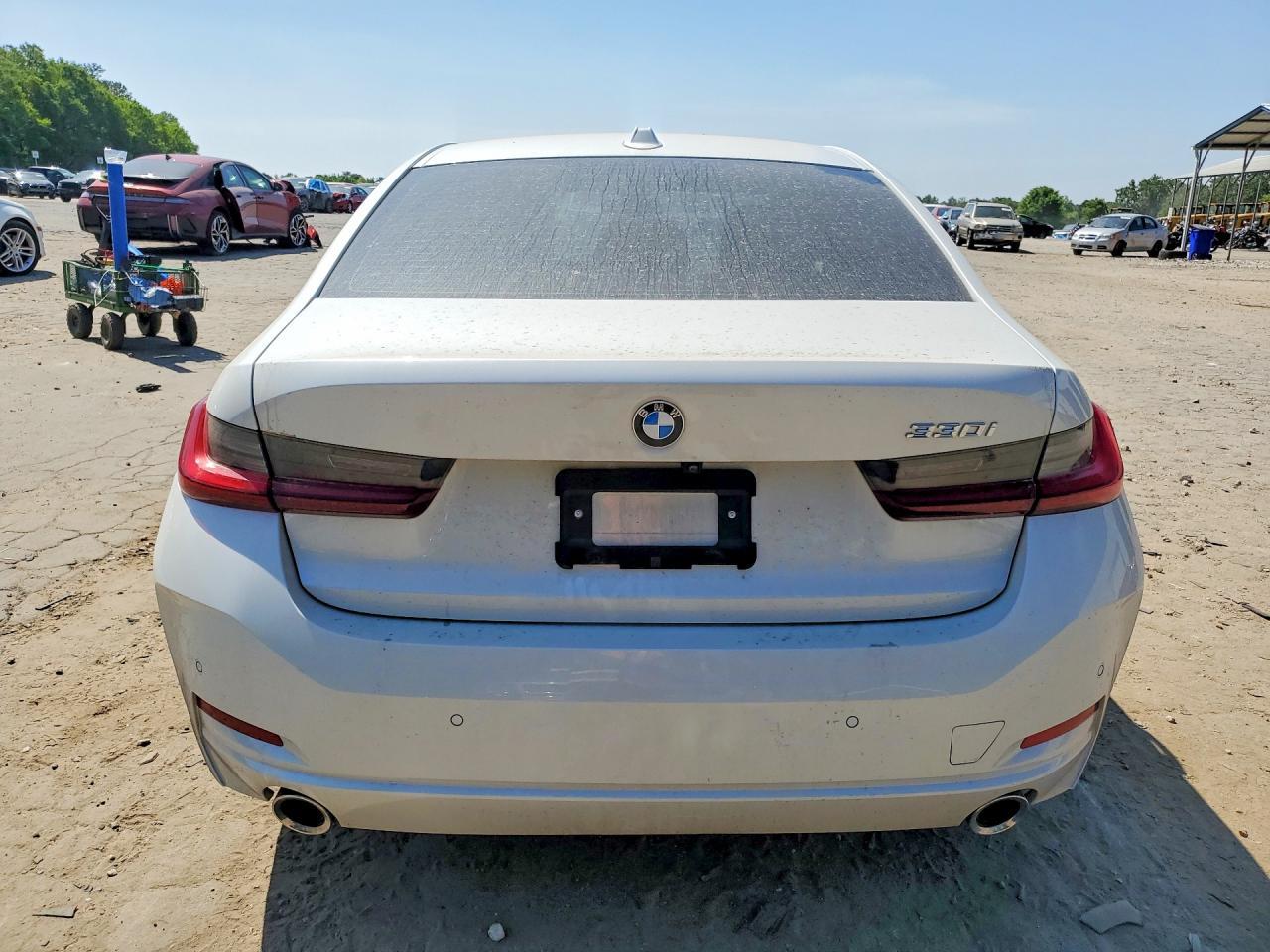 2025 BMW 330I - zdjęcie 6