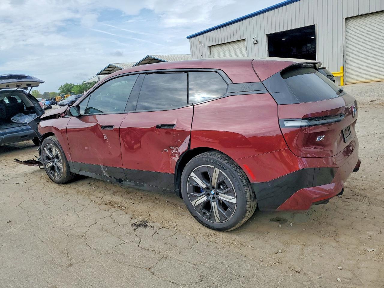 2025 BMW Ix xDrive50 - zdjęcie 2