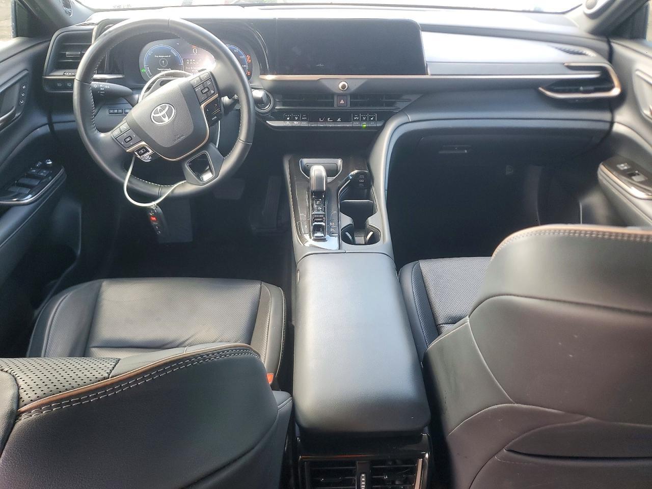 2025 Toyota Crown Signia Limited - zdjęcie 8