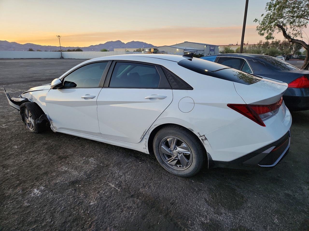 2024 Hyundai Elantra Se - zdjęcie 2