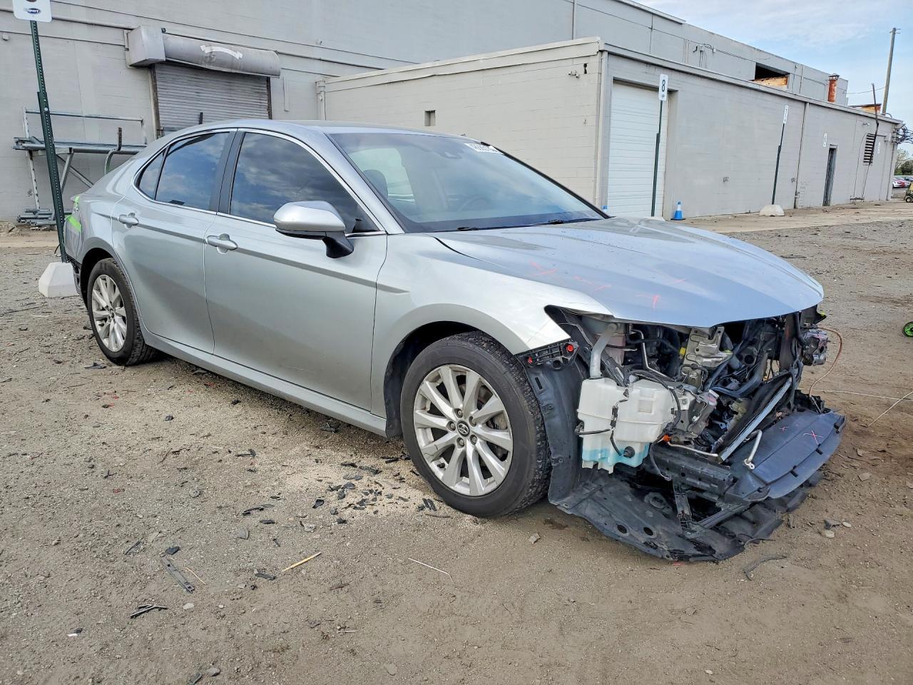 2019 Toyota Camry Le - zdjęcie 4