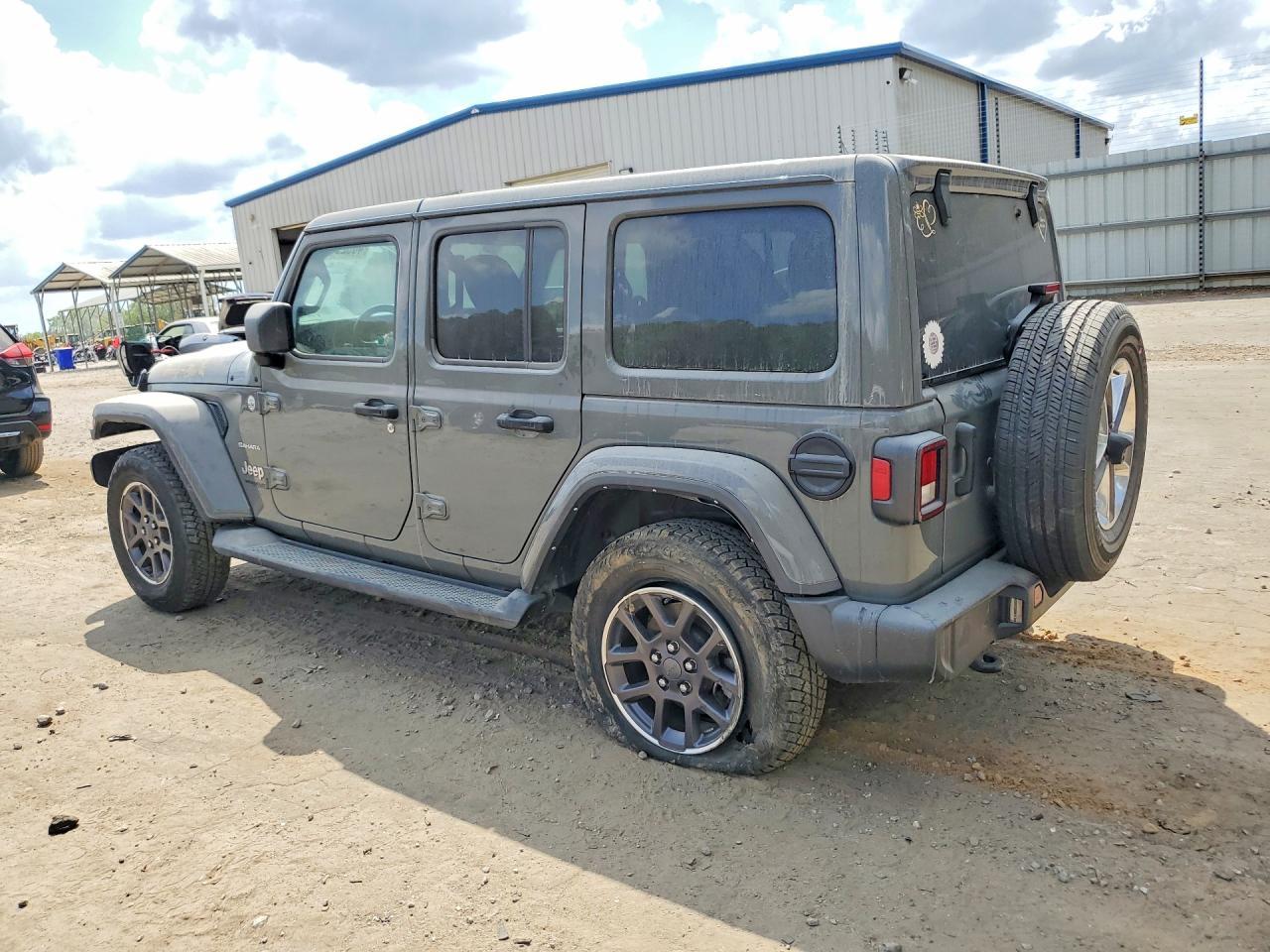 2022 Jeep Wrangler Unlimited Sahara - zdjęcie 2