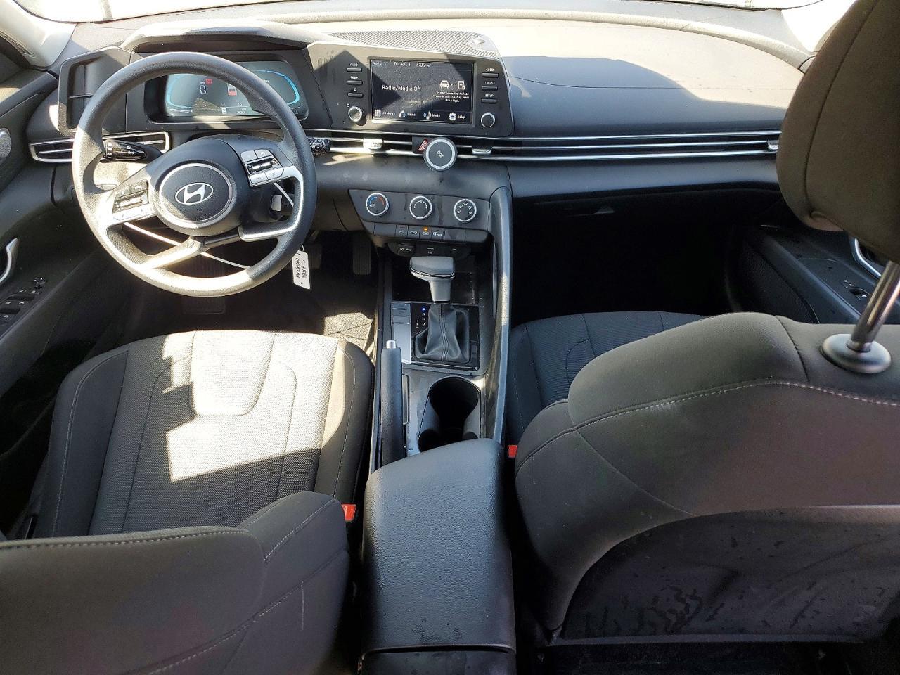 2025 Hyundai Elantra Se - zdjęcie 8